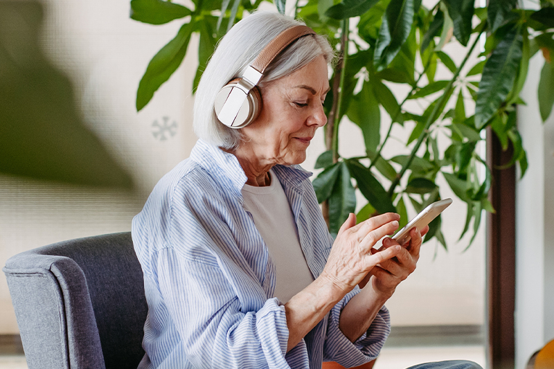 An employee listening to a guided meditation for well-being. 